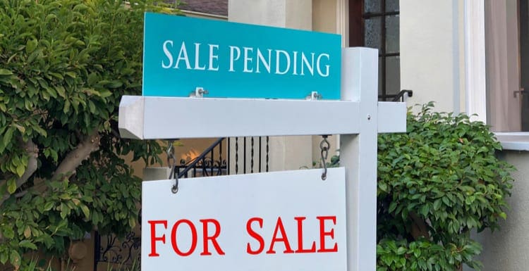 Close up on For Sale and Sale Pending sign in front of a California Home. Housing crisis, selling homes as the featured image for a piece on what does pending mean in real estate