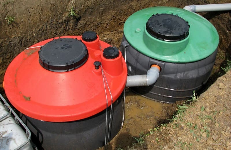 Septic system with airflow fromm one tank to another