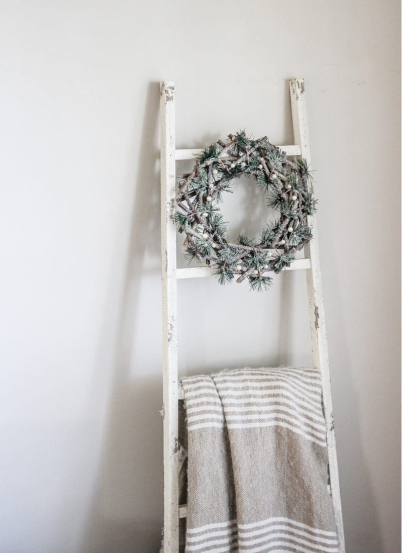 Decorative ladder with a white painted wreath as a featured idea for farmhouse décor