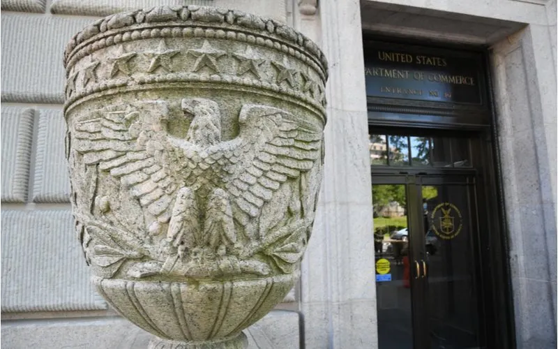 Patriotic entryway planter idea featuring an eagle with its wings spread carved out of stone