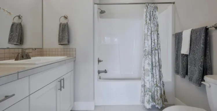 3 Standard Shower Curtain Lengths to Know