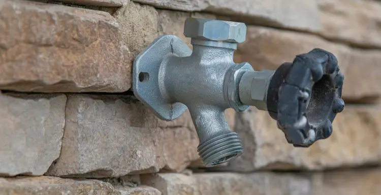 The 9 main parts of an outdoor faucet featured image