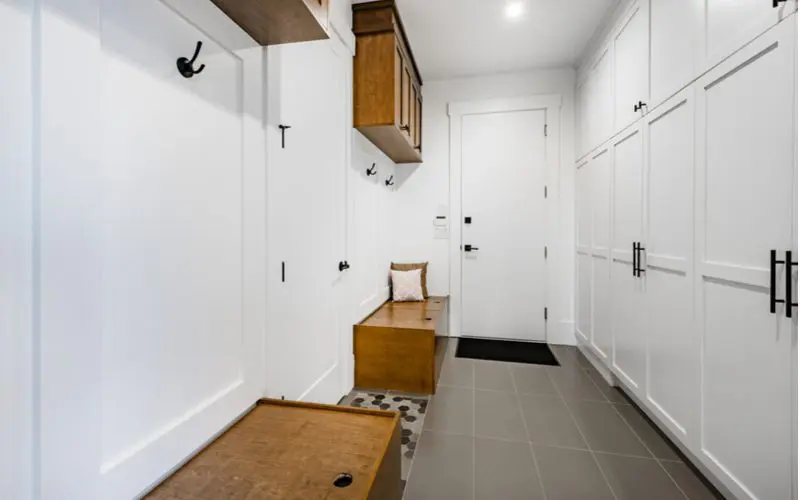 Image of a standard dimension mudroom with bench built in