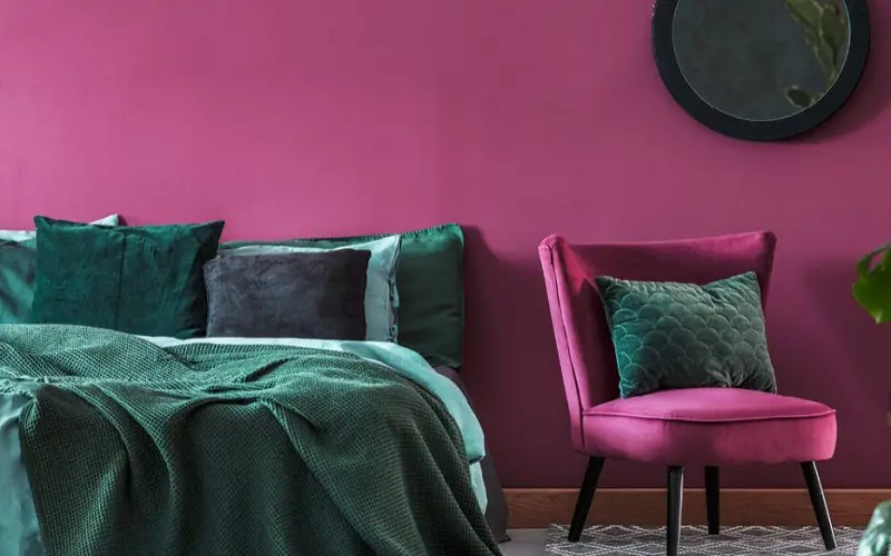 Magenta chair and wall bedroom combined with forrest green beddings