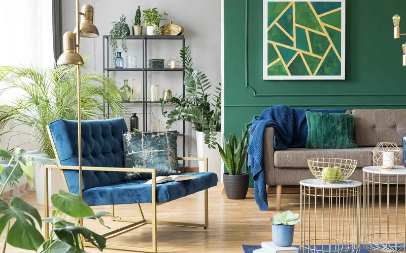 Royal blue chair and forrest green wall and decoration ideas