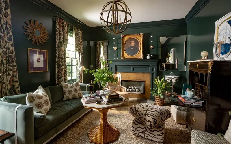 Room with dark green walls and golden decoration details