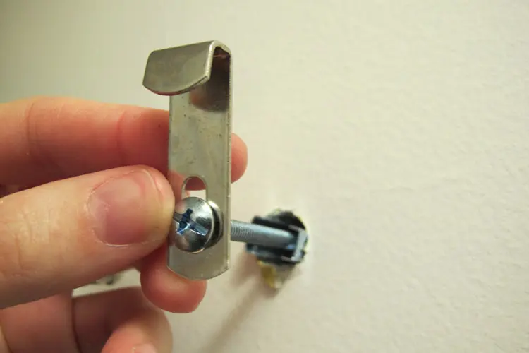 Drilling mirror clips screws on the wall