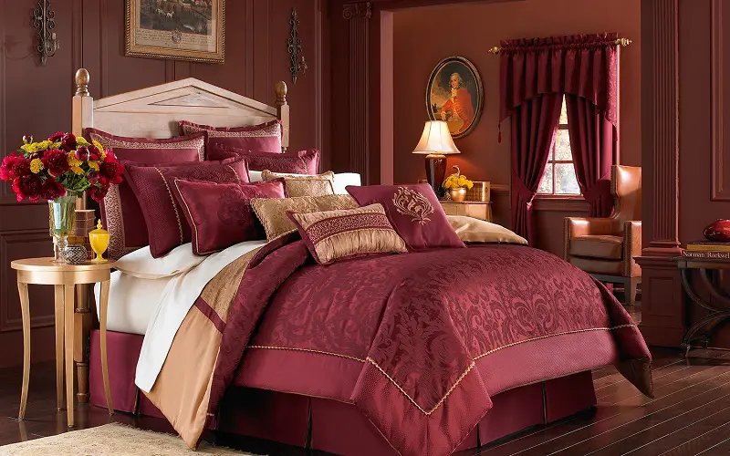Burgundy and Gold bedroom idea