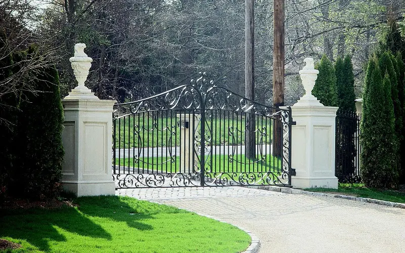 Driveway Gates with Pillars and Statues