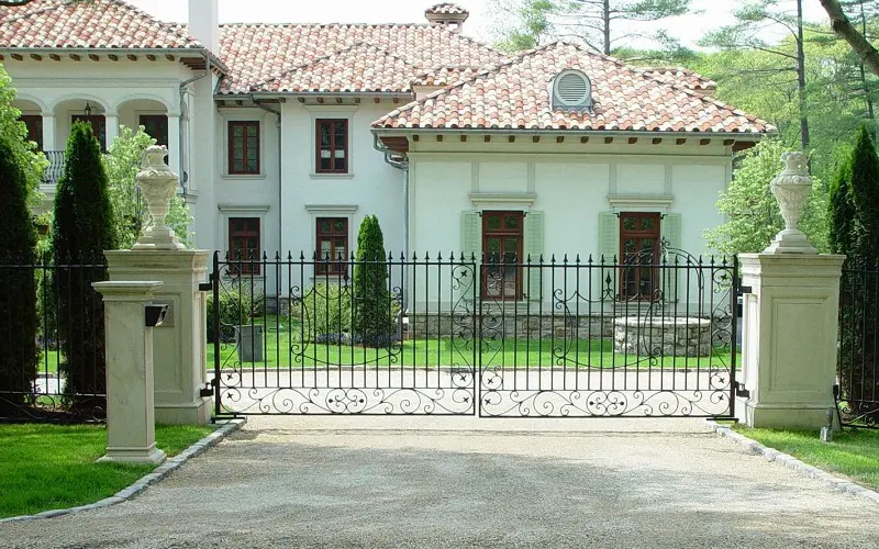Driveway gate design with Statues